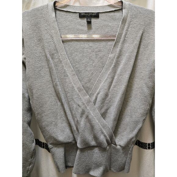 Banana Republic gray ribbed knit faux wrap cropped sweater deep V-neck small - Picture 4 of 10